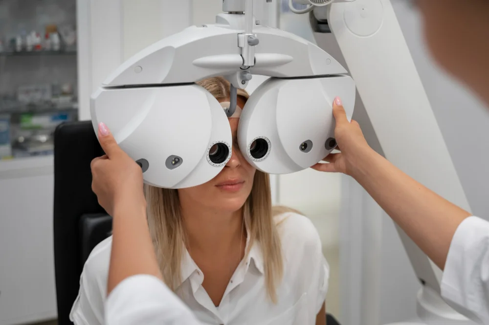Woman having an eye diagnosis for MicuMira